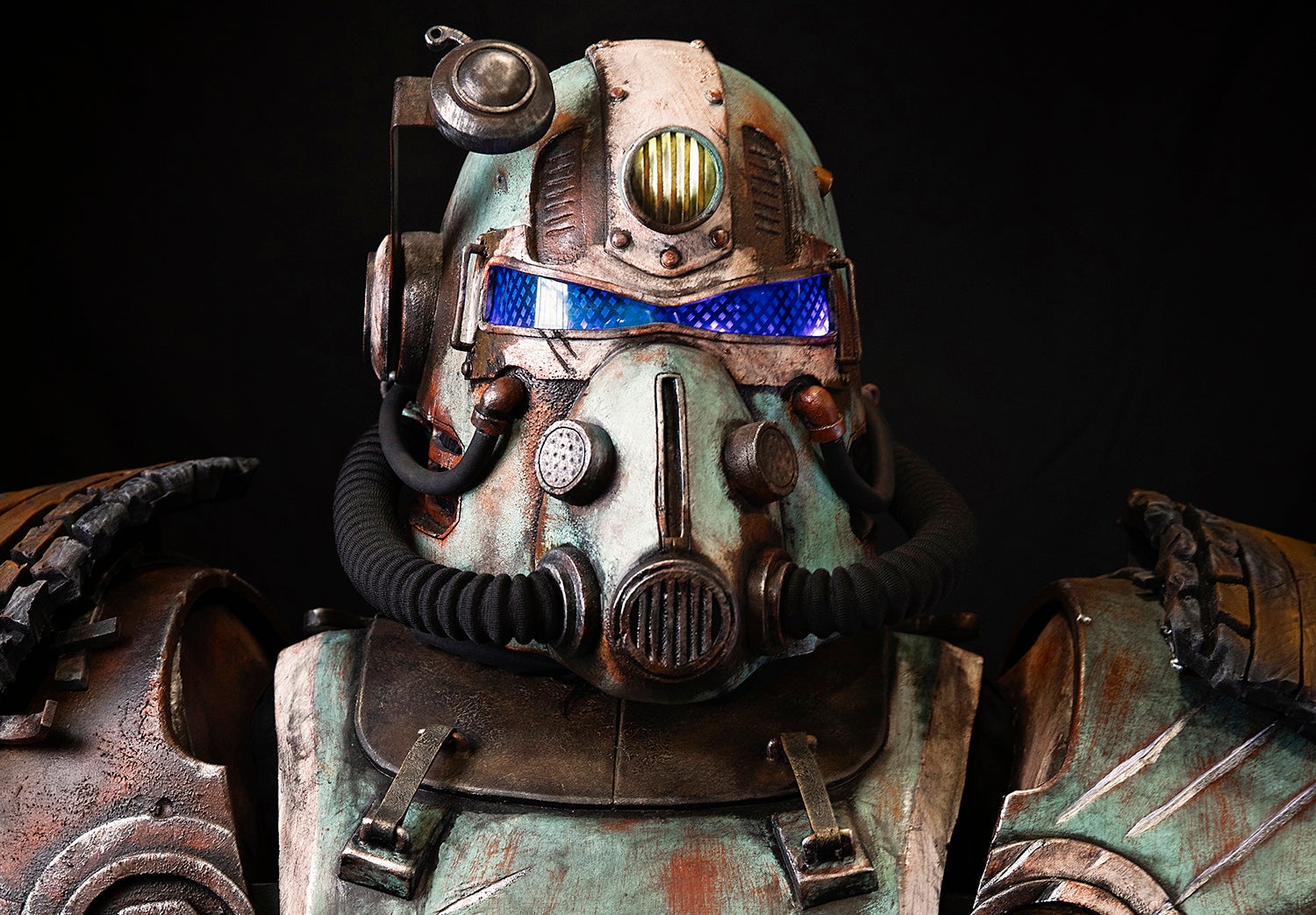 Cosplayer Well Rusted Workshop displays his T-51 Power Armor from Fallout.