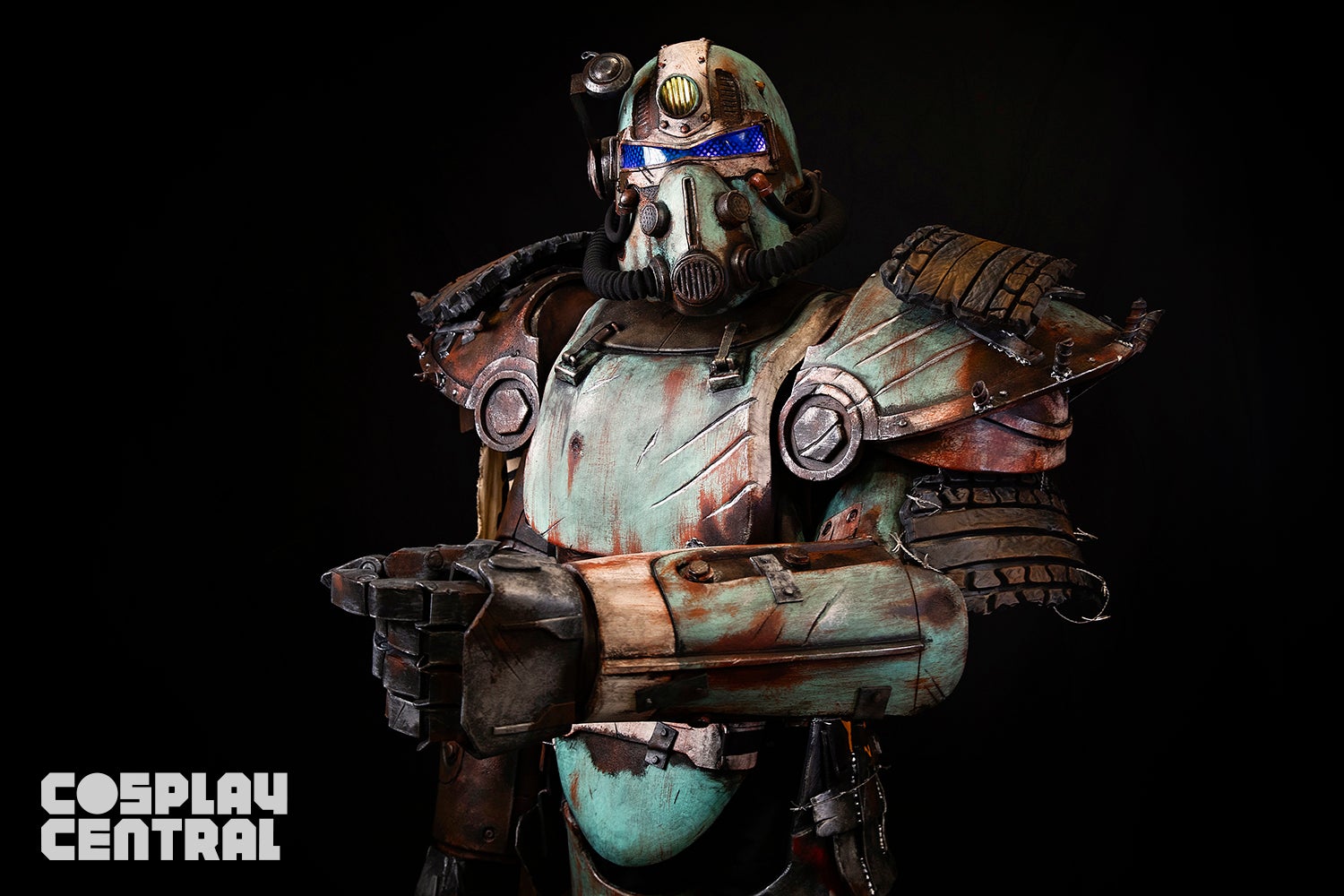 Cosplayer Well Rusted Workshop displays his T-51 Power Armor from Borderlands.