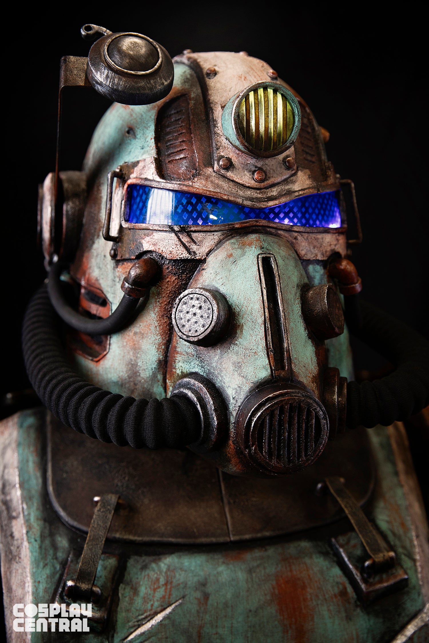 Cosplayer Well Rusted Workshop displays his T-51 Power Armor from Borderlands.