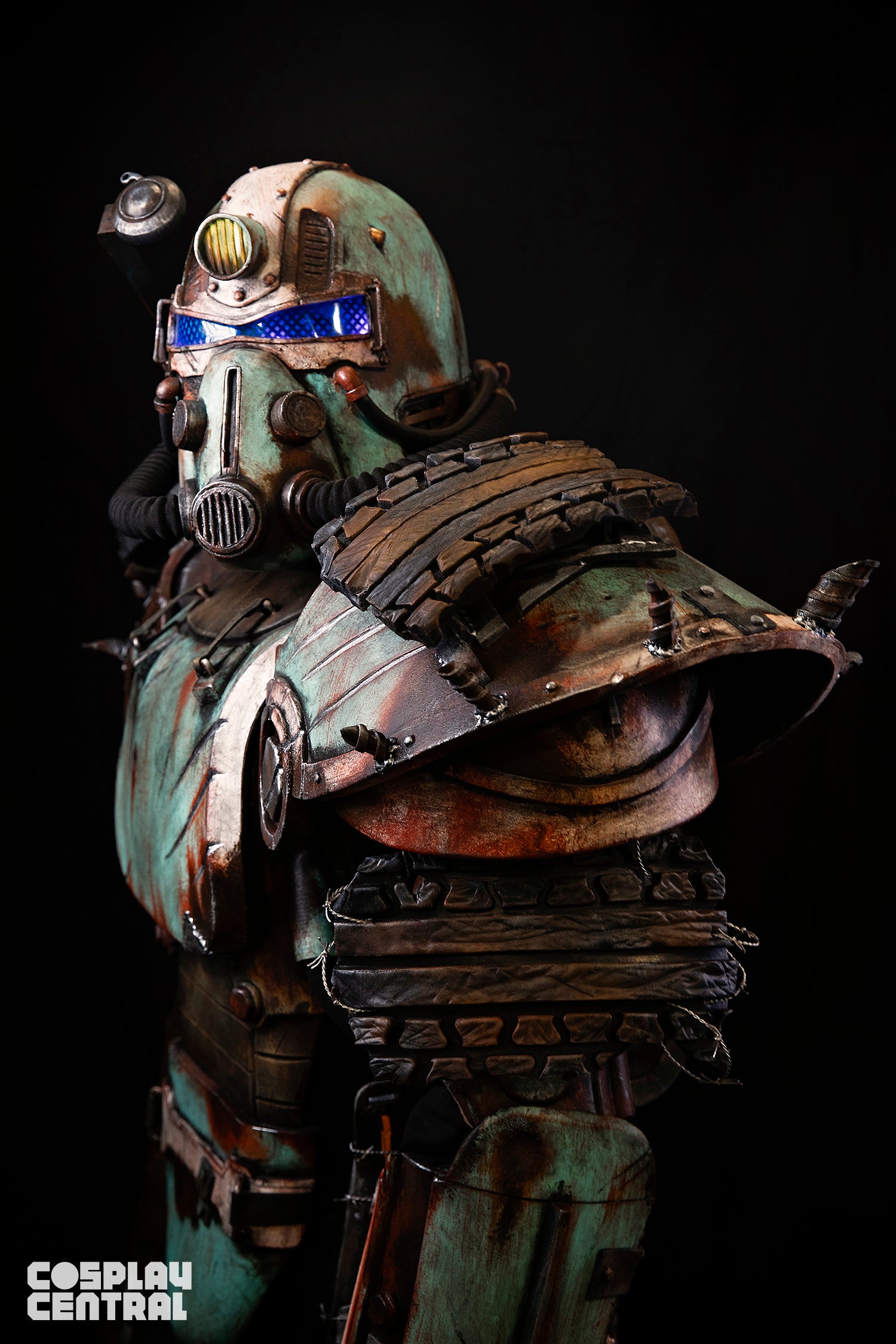 Cosplayer Well Rusted Workshop displays his T-51 Power Armor from Borderlands.