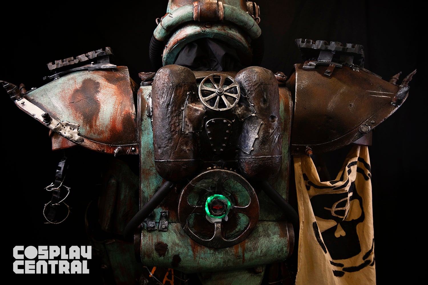 Cosplayer Well Rusted Workshop displays his T-51 Power Armor from Borderlands.