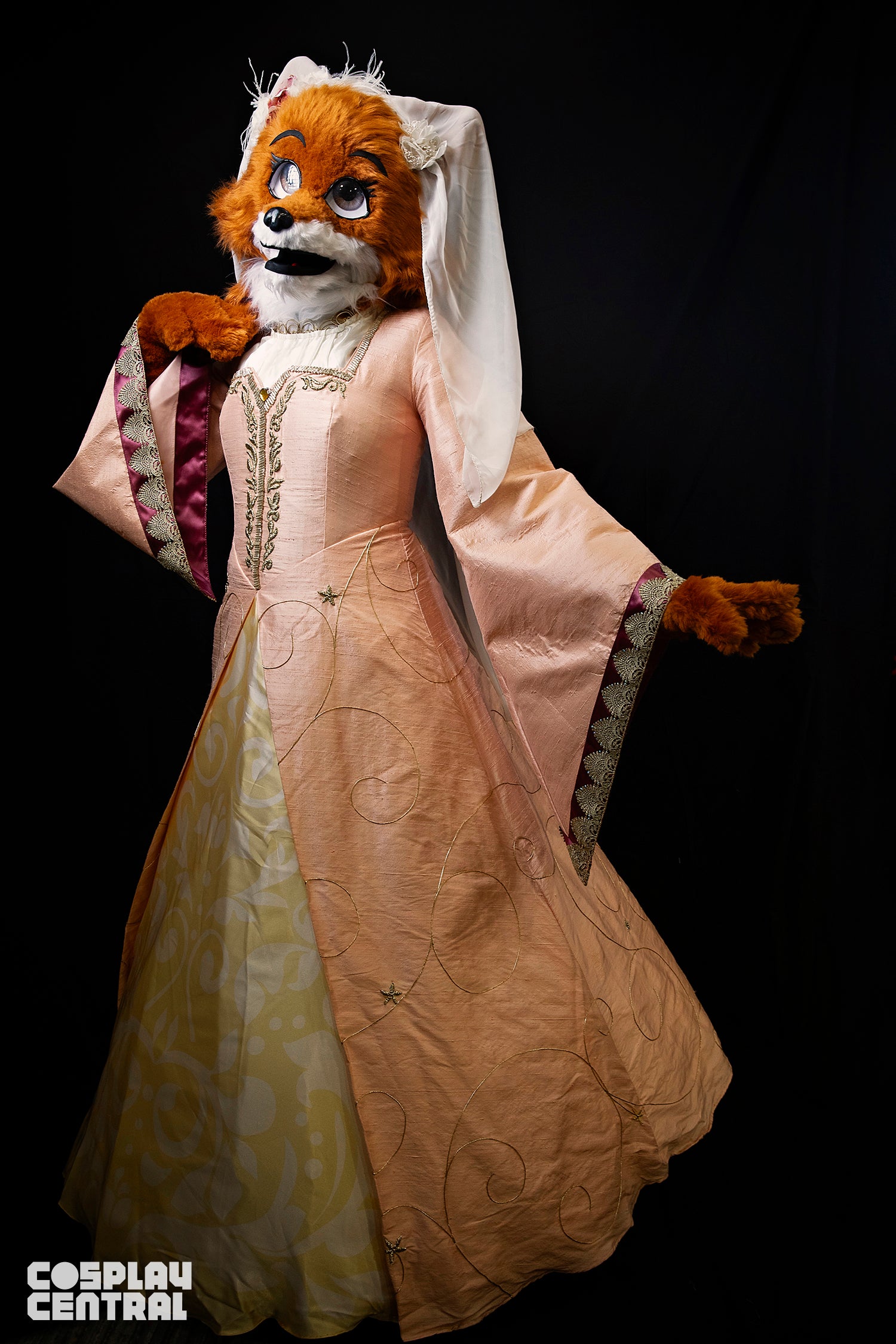 Elektra cosplaying as Maid Marian from DIsney's Robin Hood